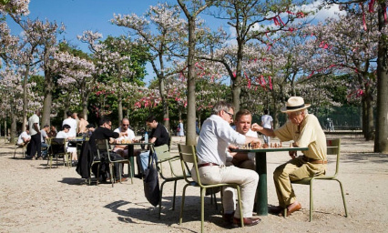 Installation de tables &agrave; &eacute;chiquiers dans le parc de la Place Louise de Bettignies (Lille)