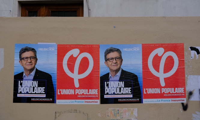 Contre la participation de Jean-Luc Mélenchon aux prochaines élections présidentielles.
