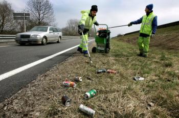 Stop au rejet en bord des routes des canettes alu et des bouteilles en verre