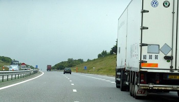 Pour l'interdiction des poids lourds sur la voie la plus à gauche des autoroutes !