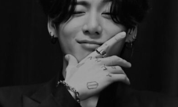 Jungkook ne dois pas enlever c’est tatouage