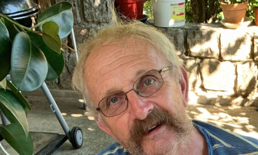 Notre jean Paul garde sa barbe depuis beaucoup trop longtemps