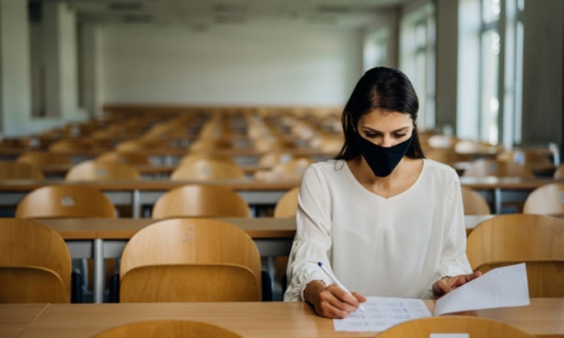 Que les examens de fin d'années pour les étudiantes et étudiants se déroulent sur leur lieu d'études.