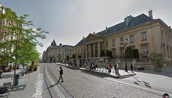 Contre le passage des bus, tramways, cars urbains place de l'opéra à Reims