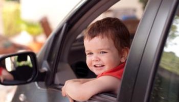 Pour des amendes contre les parents qui laissent leurs enfants seuls en voiture !