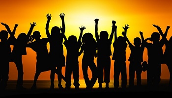 La reconduite de tous les contrats de vacataires et la sortie progressive de ces agents de leur situation précaire.