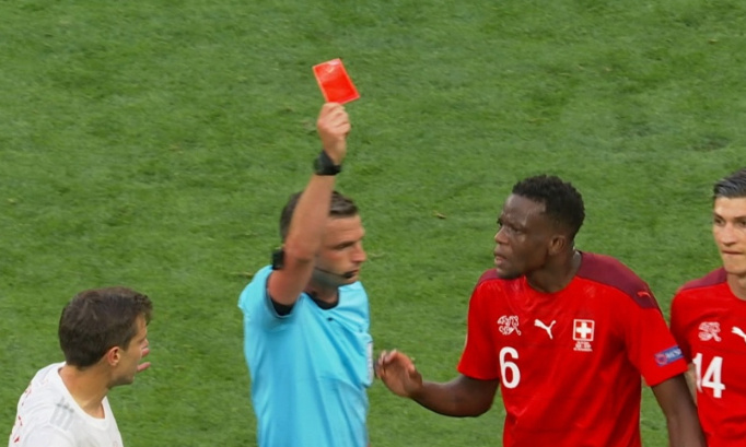 Pour rejouer le match, Freuler a eu un carton rouge pour rien !