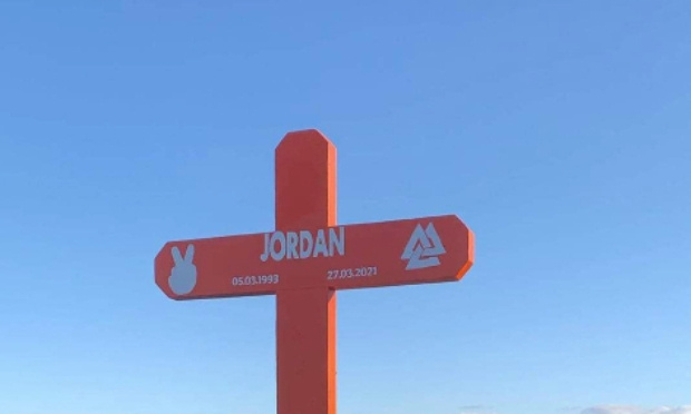 Nous voulons que la croix de notre enfant et de notre frère reste à sa place en mémoire de Jordan