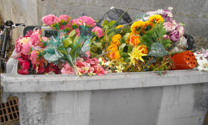 Non aux fleurs artificielles dans nos cimetières !