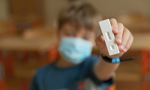 Respect et protection des enfants : pour la disponibilité des tests salivaires ! Non aux tests nasopharyngés !