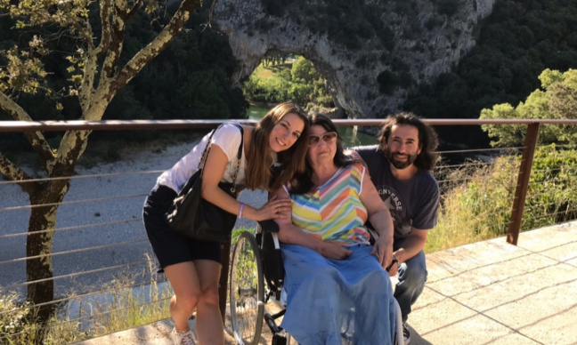 Aider Mme Lazarescu, handicapée, à retrouver son fils et aidant comme curateur