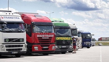 Un aménagement de places de parking près du restaurant pour les véhicules de plus de 3.5 tonnes