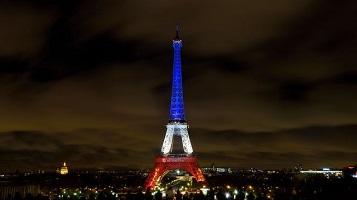 Le maintien de la Tour Eiffel en Bleu Blanc Rouge
