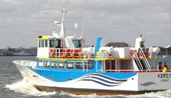 Un bateau bus à l'année de port Louis au quai des Indes