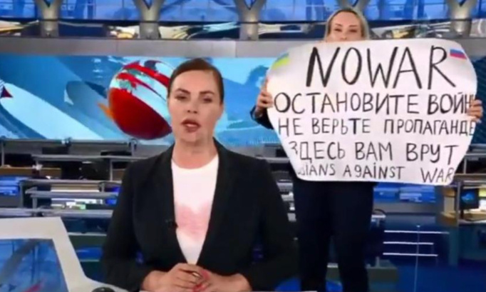 Pour la libération de Marina Ovsyannikova, journaliste russe, qui a brusquement interrompu le journal télévisé en direct