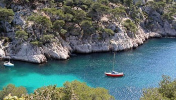 Ségolène Royal reproche à Manuel Valls d'avoir autorisé le déversement de résidus, dans le Parc national des Calanques, par une usine, Altéo, qui emploie 400 personnes