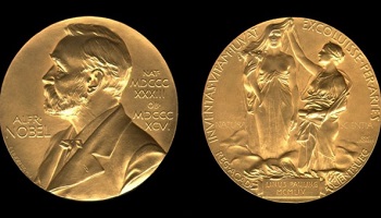 L'attribution du Prix Nobel de la Paix pour la Reine mère Farah Diba, en l'absence du défunt Shah d'Iran Mohammad Reza Pahlavi