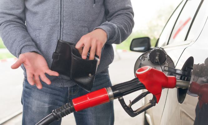Faire baisser le prix des carburants d'au moins 50 centimes au litre