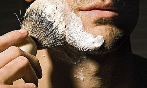En Solidarité aux Femmes - Messieurs, rasez vos barbes!