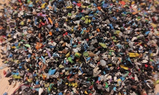 Environnement : pour l'interdiction de l'utilisation du "sable plastique" dans le milieu équestre !