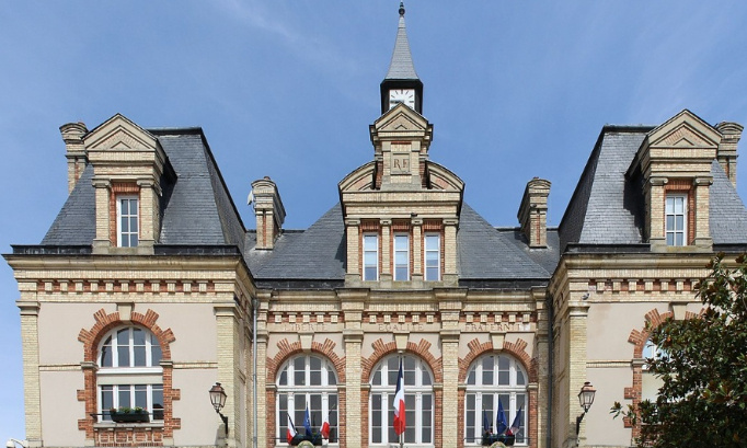Stop à la sonnerie toutes les 15 min de l'horloge de la mairie de Malesherbes !