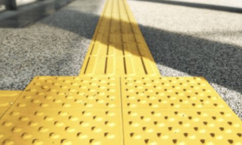 Tous pour un et un pour tous : Pour des pavements spécifiques pour les non-voyants à Lima, Pérou !