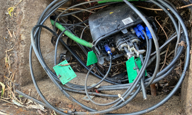 Vandalisme : pour la mise en place d'un verrou sur la plaque internet et de caméras dans notre rue !