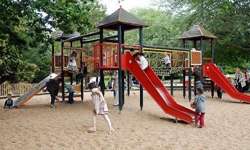 Maintien des jeux pour enfants dans le parc de la mairie de Saint Ismier