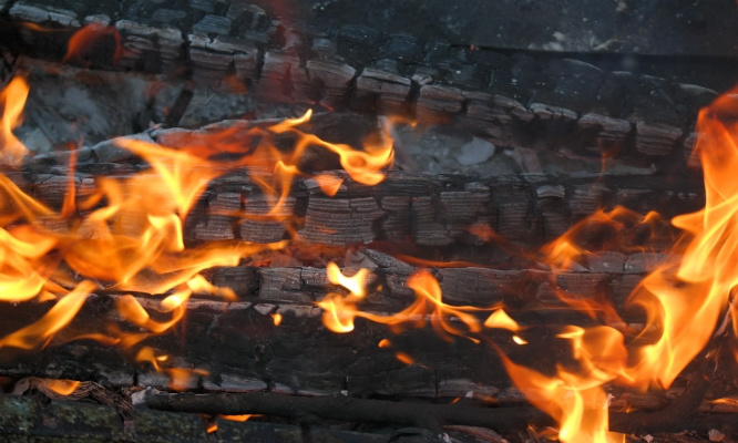 Danger nocivité : stop au feu de bois qui donne une odeur de brûlé sur Lattes !