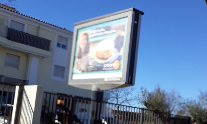 Économisons l'énergie : retrait panneaux lumineux de publicité à Marseille = baisse des taxes