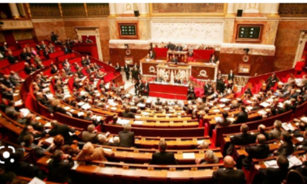 Que les d&eacute;put&eacute;  elle qui ne si&egrave;ge pas  a l assembler nationale que soit d&eacute;duits  la moitie de leur salaire