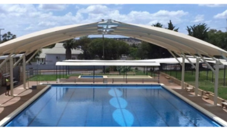 Protection solaire par couverture du grand bassin de la piscine de Plateau Caillou.