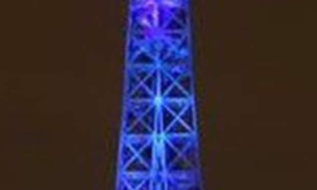 La Tour Eiffel en blanc et bleu pour montrer le soutien de la France au peuple israélien