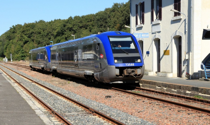 Contre les nouveaux horaires SNCF/REMI de notre ligne quotidienne Chinon-Tours