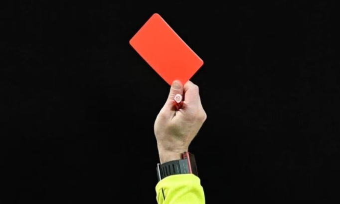 Carton rouge à certaines décisions Arbitrales dans le Foot.