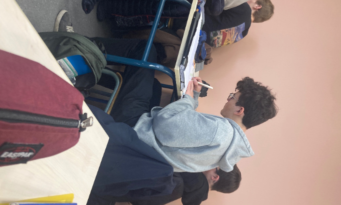 "Nous, soussign&eacute;s, demandons fermement &agrave; Louis de cesser ses discussions sur le surf dans