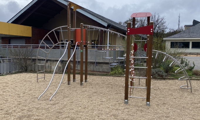 Une aire de jeux adaptée aux enfants en bas âge et sécurisée à Gages-Montrozier