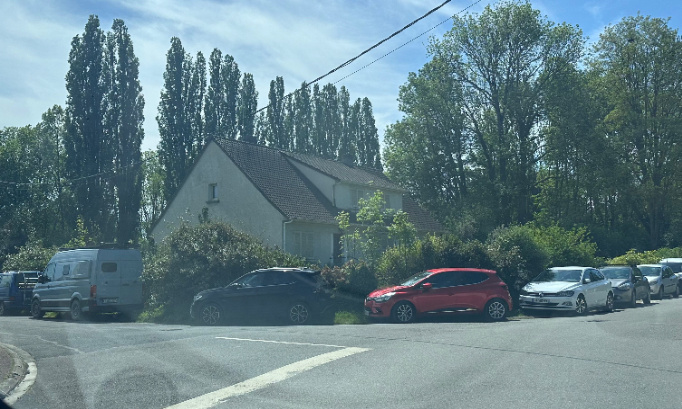 Respectez le code de la route : Stop au stationnement à la sauvage à Noisy-sur-Ecole