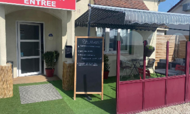 Non &agrave; la fermeture du chemin face au restaurant Le Relais de Creney