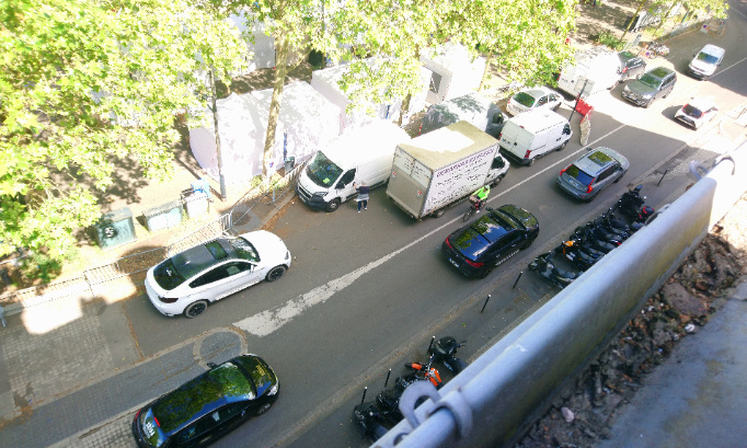 Stop &agrave; la brocante place Viarme, Nantes.
