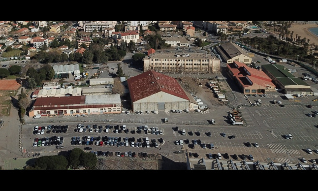 Stop au parking payant de la base nature de Fr&eacute;jus