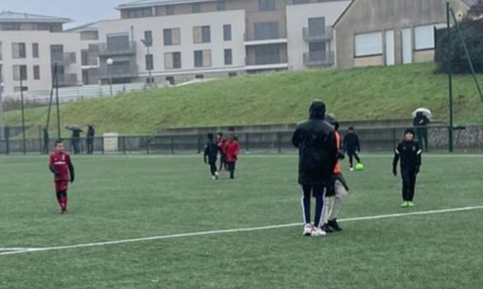 Construction d'un abris pour les gradin au stade de la ferme
