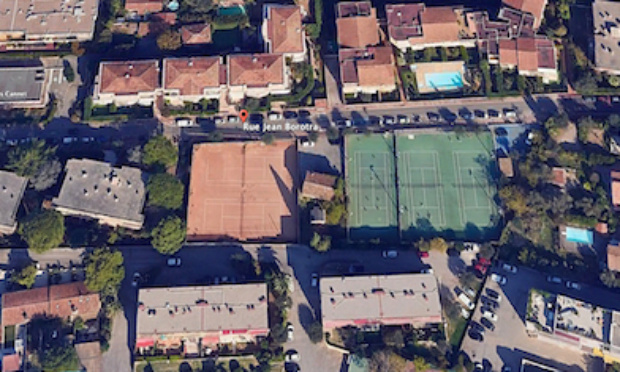 Non au tennis en terre battue rue Jean Borotra &agrave; 06110 le Cannet