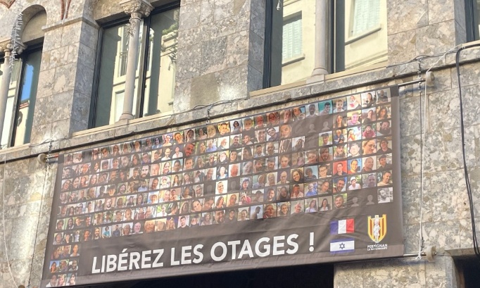Que le Maire de Perpignan retire la banderole pro-israélienne affichée sur le fronton de la mairie