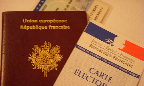 La suppression de la double nationalité et du droit au sol.