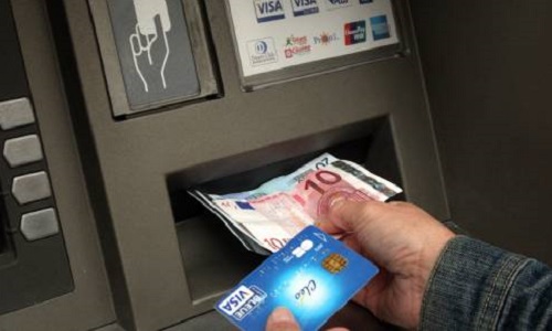Non à la fermeture du distributeur automatique de billets (DAB) à Plouray (56770)