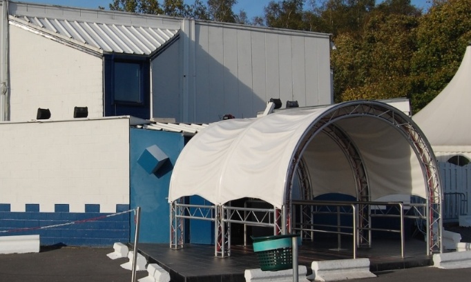 Pour la réouverture de la discothèque le XS Club à Blaton, afin de redonner vie à notre scène nocturne locale.