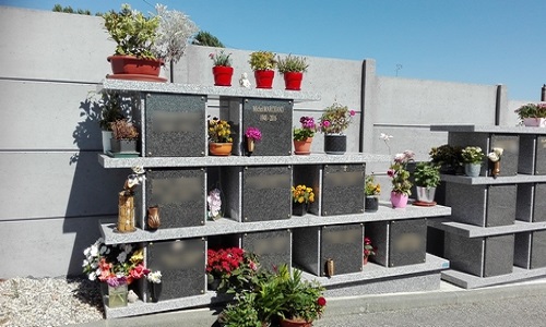 Pour le maintien des fleurs, plaques souvenirs au columbarium du cimetière de Montivilliers