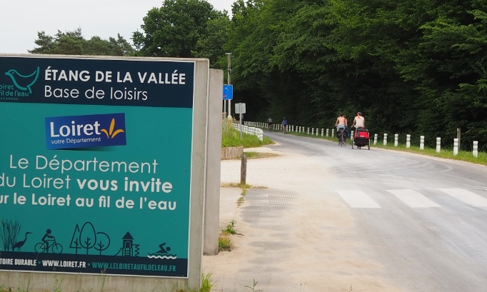 199 balises sur 300 m, en forêt d' Orléans . A SUPPRIMER