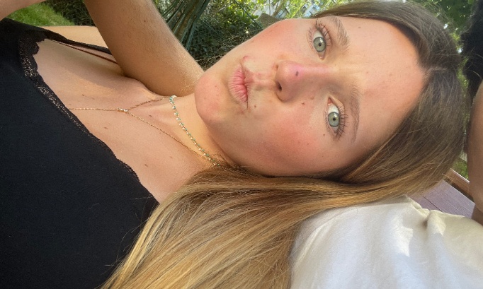 Enlevons le t&eacute;l&eacute;phone d&rsquo;Ella